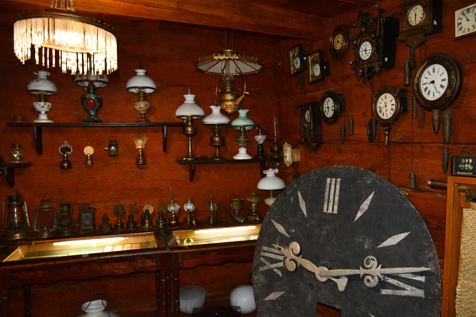 Eksponaty muzealne – lampy i zegary